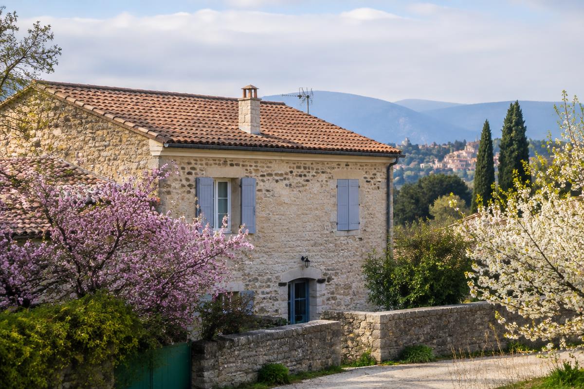 Quand démousser sa toiture : la meilleure saison en Occitanie